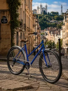 Vélo MODULO bleu premium dans les rues historiques de Lyon